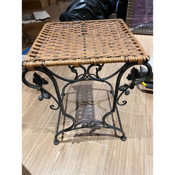 Plant‎ table woven Top Metal Base Side Accent End Table Decorative Grape Leaf